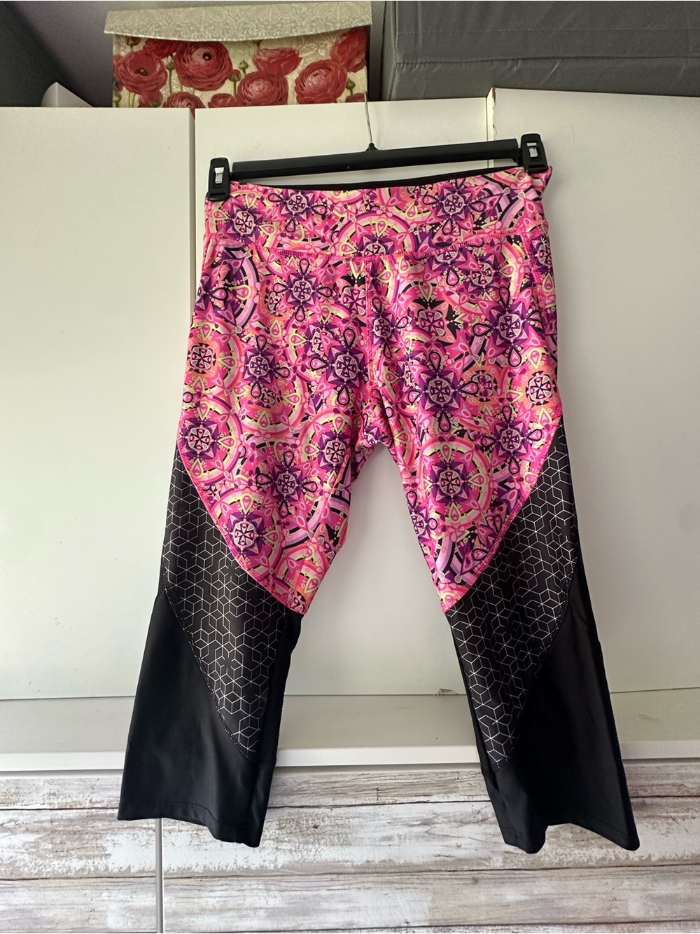🌸 Danskin Now Pink Floral Capri Leggings Size Large 12-14 Athletic